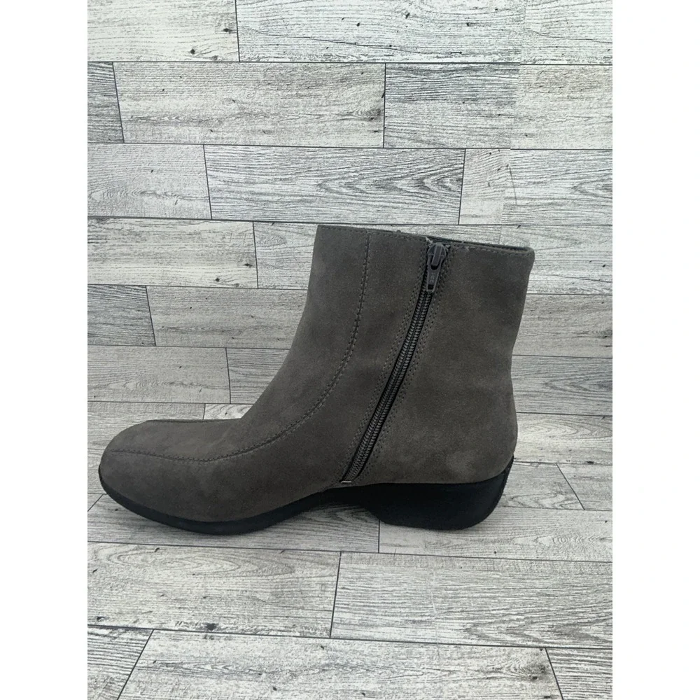 Clarks Women's Gray Suede Ankle Boots Side Zip Wedge‎ Heel Size 9.5W